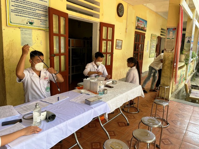 Trạm Y Tế xã Sủng Trái tổ chức tiêm Vacxin phòng, chống bệnh bạch hầu cho người dân.