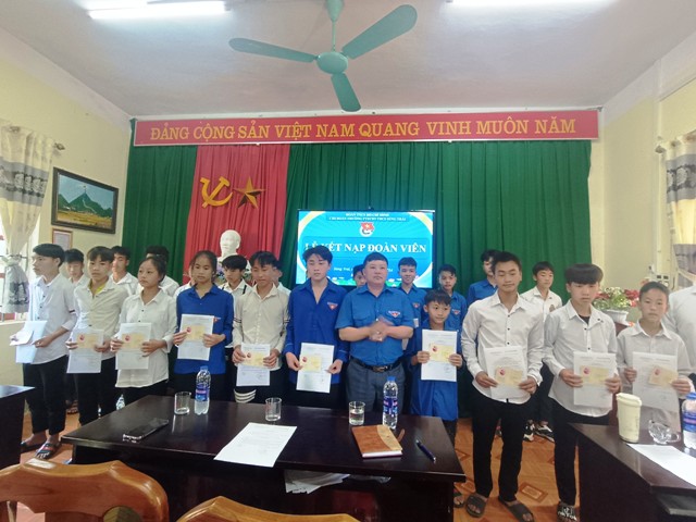 Chi Đoàn PTDTBT THCS xã Sủng Trái tổ chức Lễ kết nạp đoàn viên mới