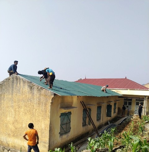 Lãnh đạo thôn Sủng Của  sửa chữa điểm trường do mưa bão, lốc xoáy