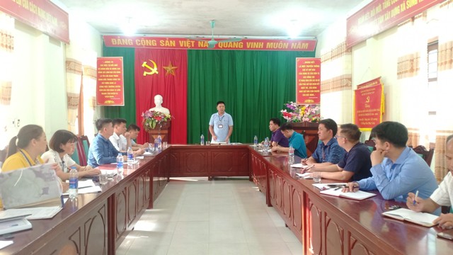 Phó Trưởng phòng nội vụ huyện Đồng Văn kiểm tra thực hiện công tác cải cách hành chính tại xã Sủng Trái.