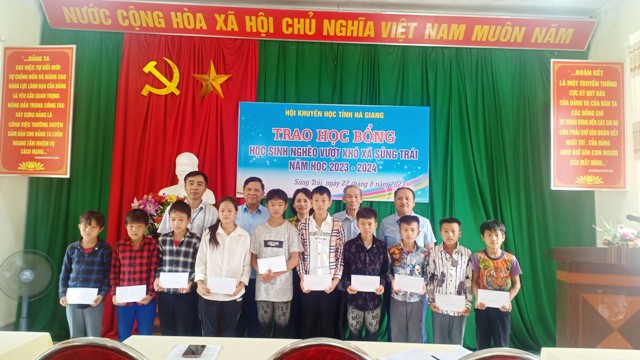 Hội Khuyến học tỉnh Hà Giang trao 40 suất học bổng cho học sinh nghèo, vượt khó tại xã Sủng Trái